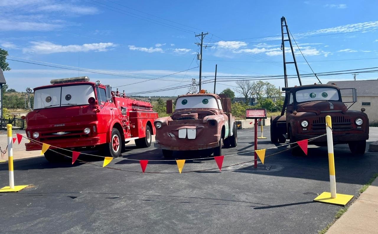 Cars on The Route: foto dos personagens do filme Carros em Galena, Kansas