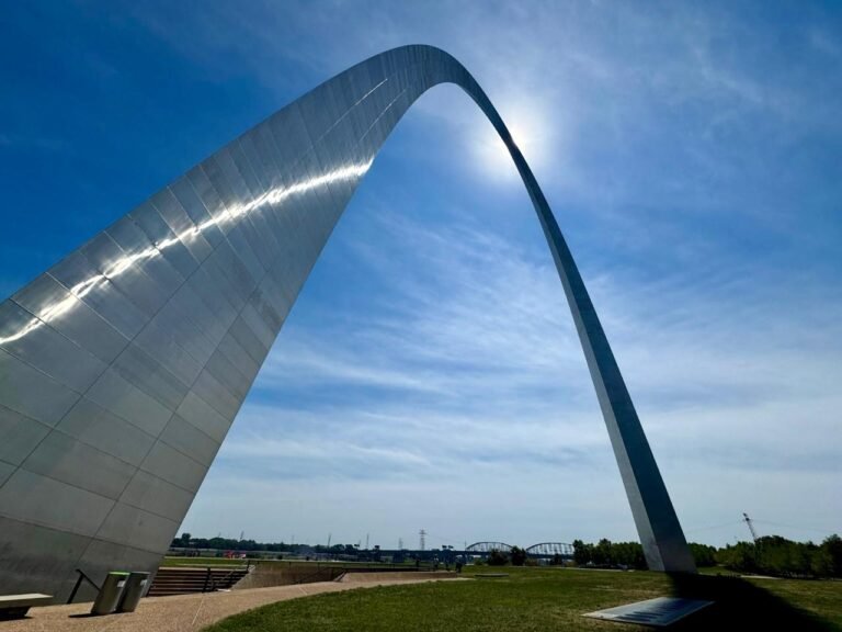 Vista de baixo do Gateway Arch em S. Louis, Missouri