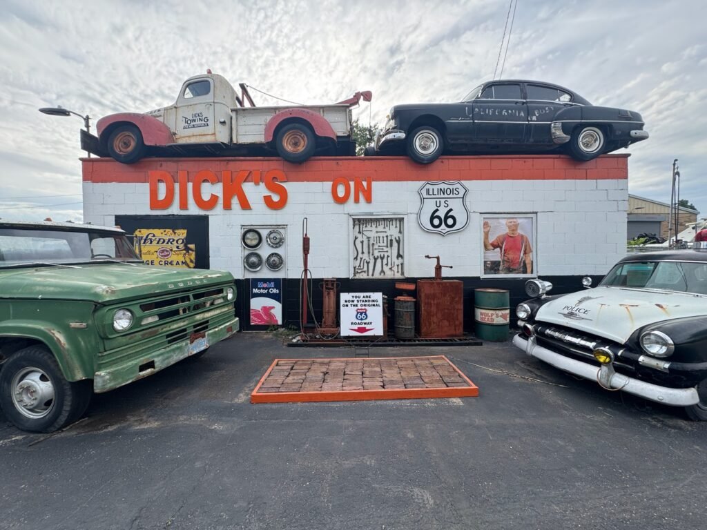 Foto da fachada do Dick's Auto Repair em Dwight, Ilinois