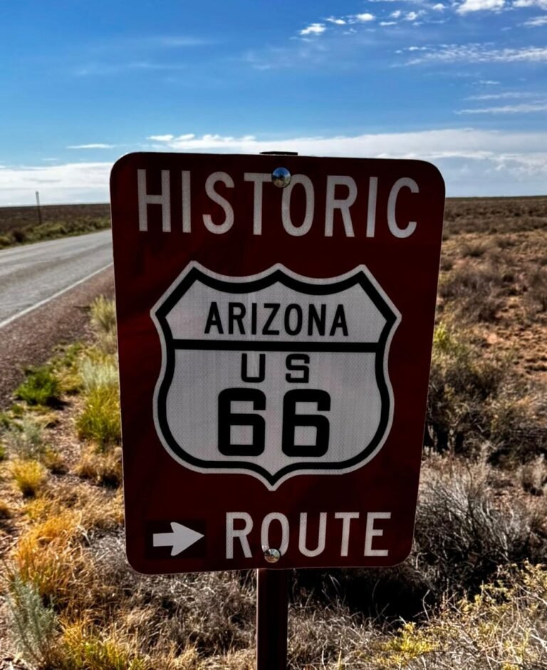 Placa da Historic Route 66 Arizona dentro do Petrified Forest National Park