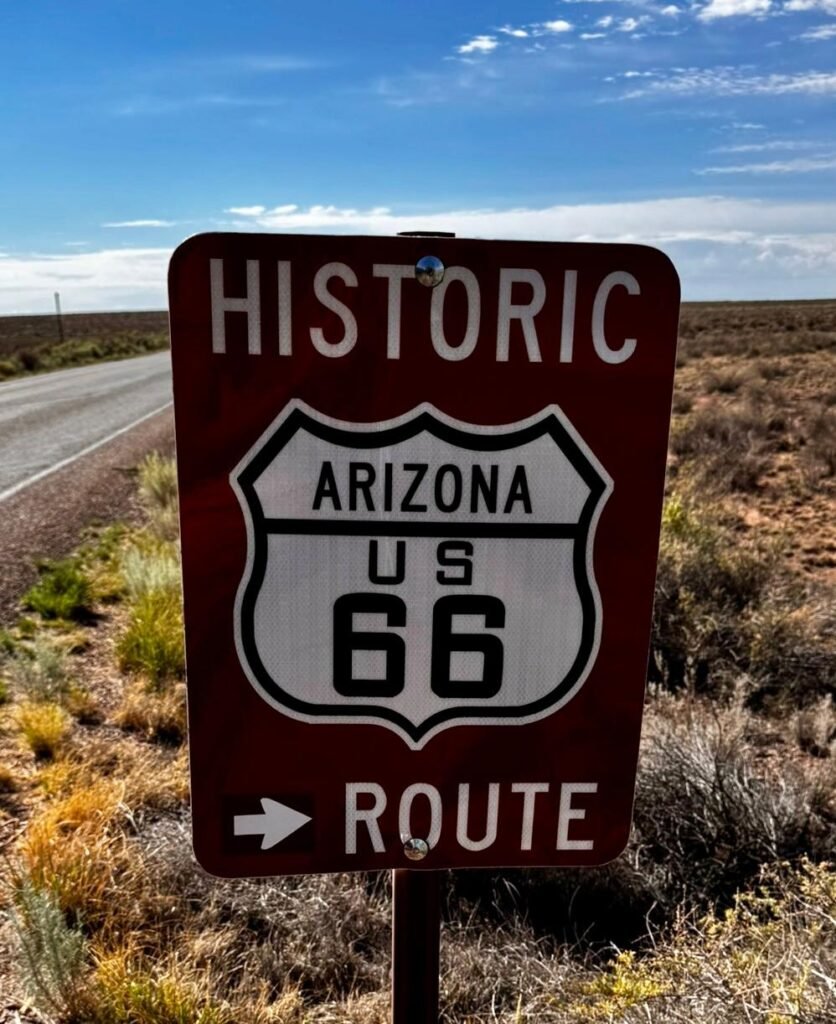 Placa da Historic Route 66 Arizona dentro do Petrified Forest National Park