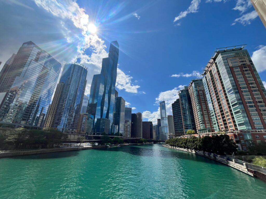 Passeio pelo Rio Chicago com o Sightseeing Architecture River Tour.