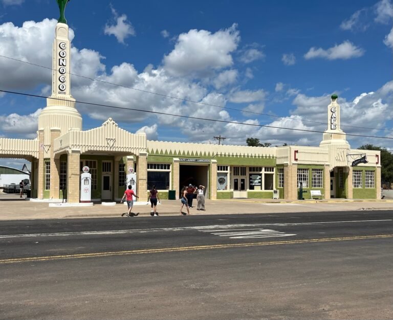 Fachada da Conoco Tower Station and U-Drop Inn Café em Shamrock, Texas