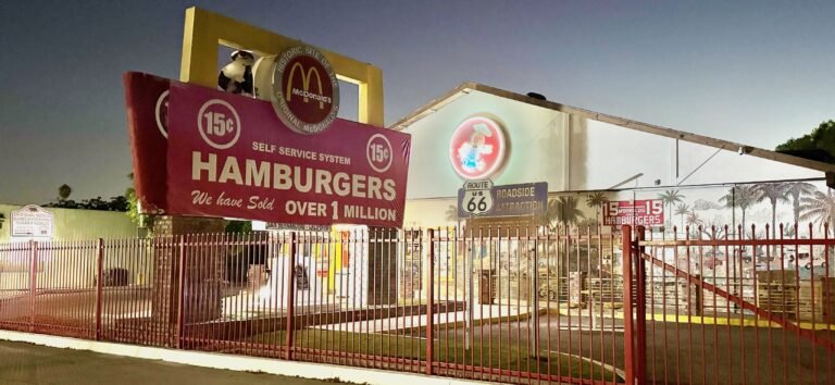 Fachada da primeira loja do Mc Donalds em San Bernardino, agora um museu.