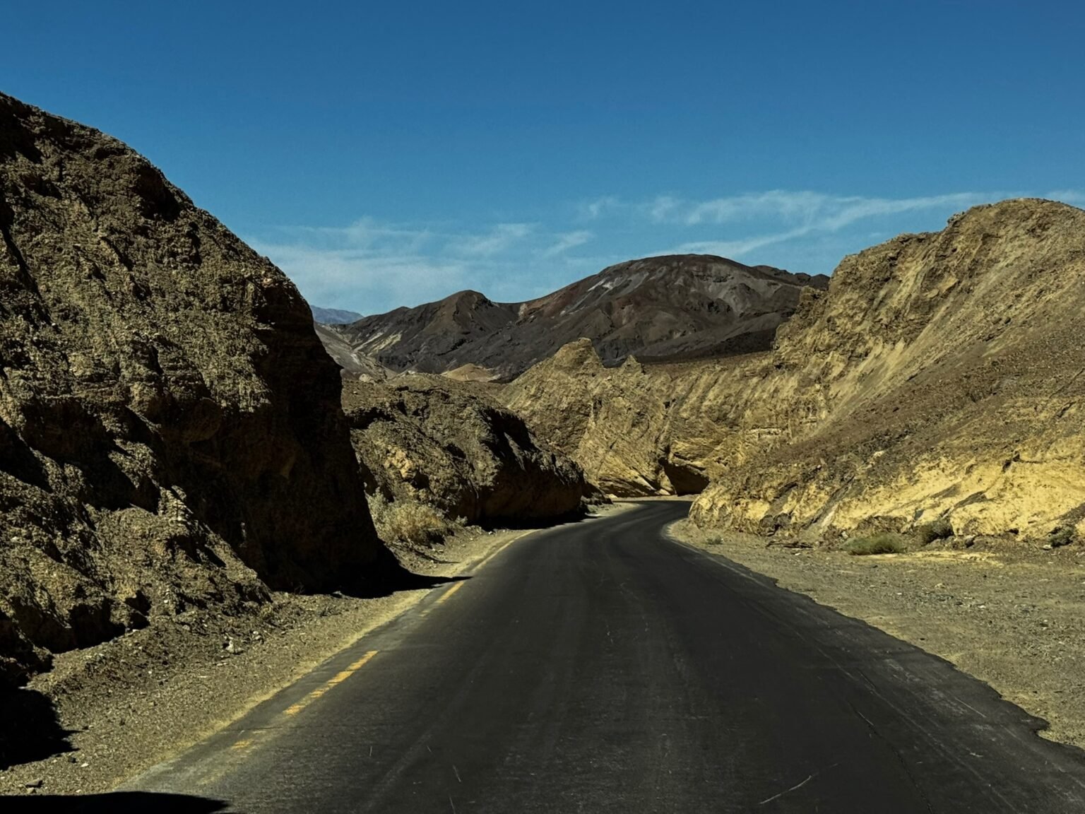 Estrada que corta do Death Valley National Park na Califórnia