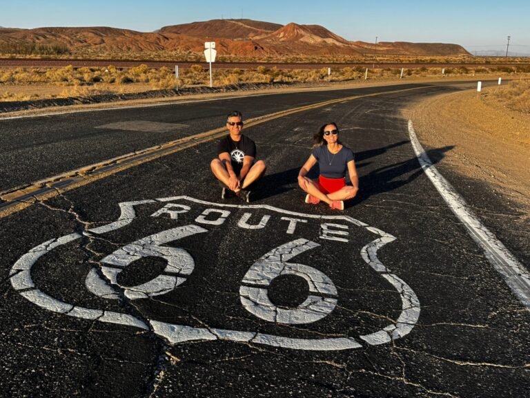 Barstow, CA e a famosa foto com a sinalização horizontal da Rota 66 na estrada.