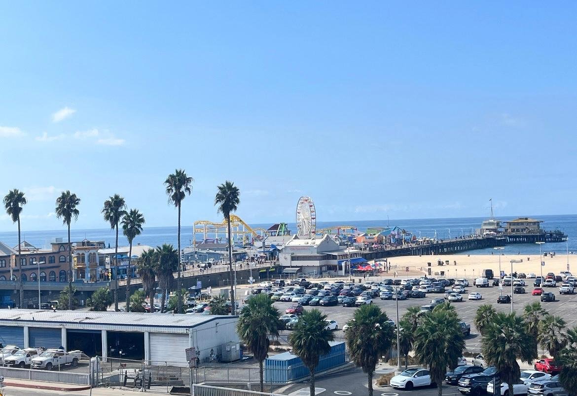 Vista expandida do Pier de Santa Mônica em Los Angeles, Califórnia.