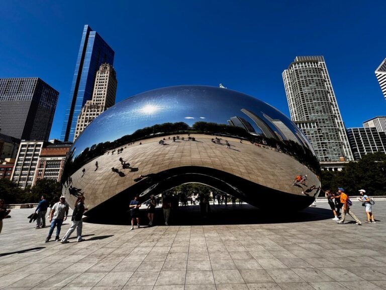 O icônico The Bean, a escultura Cloud Gate no Millenium Park em Chicago, IL