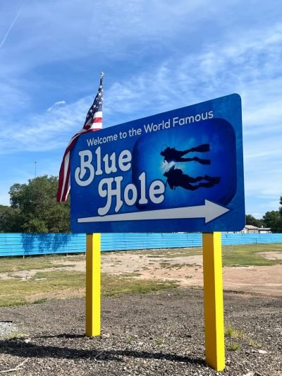 Placa da entrada do Blue Hole em Santa Rosa, NM