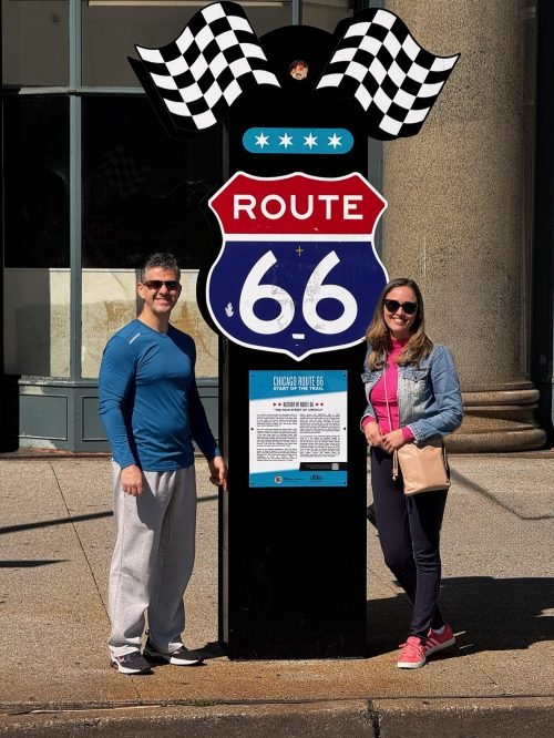 Foto da placa do inicio da Rota 66 em Chicago, Ilinois