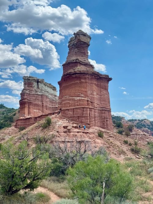 Vista de longe da Lighthouse Rock no Palo Duro Canyon State Park.