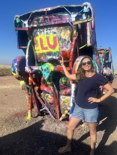 Pintura feita por Luciana no Cadillac enterrado no Cadillac Ranch, Amarillo, TX