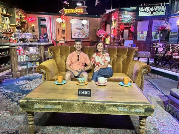 Ebert e Luciana no set de Friends na Warner Bros Studios em Los Angeles, CA
