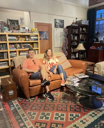 Ebert e Luciana no set da série The Big Bang Theory na Warner Bros Studios, Los Angeles CA