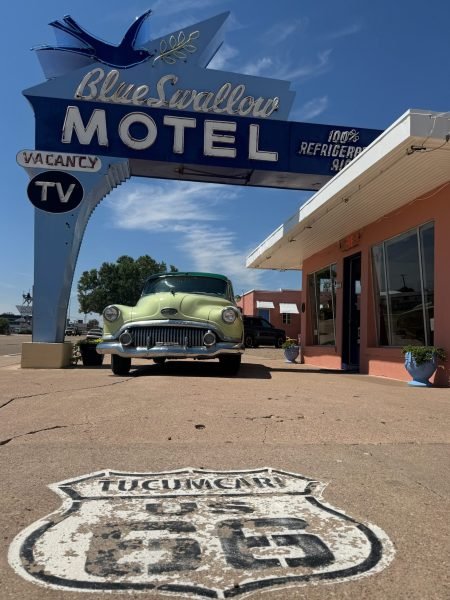 Fachada do Blue Swallow Motel em Tucumcari, NM.