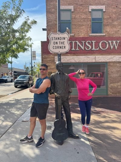 "Standing on the Corner", a famosa esquina da música em Winslow, Arizona.