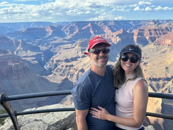 Ebert e Luciana com o Grand Canyon de fundo.