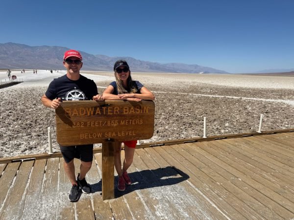 Luciana e Ebert na placa da Badwater Basin, uma imensa salina no Death Valley National Park.