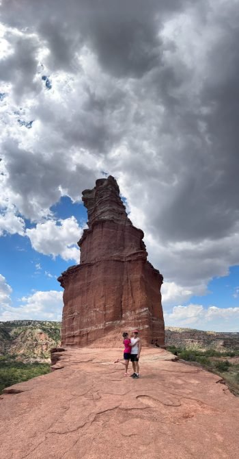 Luciana e Ebert na base da Lighthouse Rock no Palo Duro Canyon State Park