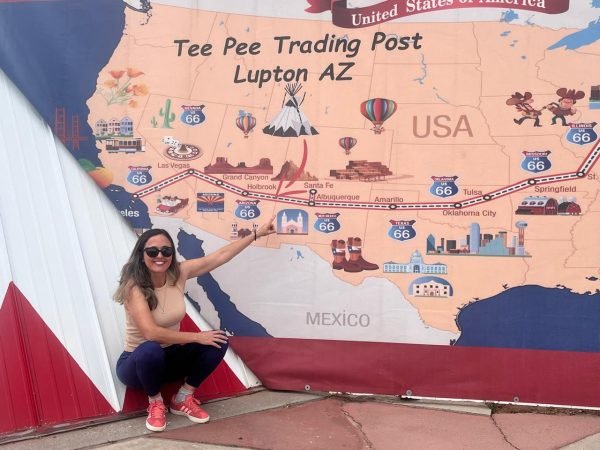 Luciana no mural do Tee Pee Trading Post em Lupton, AZ
