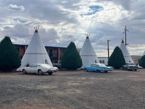 Os icônicos quartos em forma de tenda indígena e os carros clássicos do Wigwam Motel em Hoolbrook, AZ.