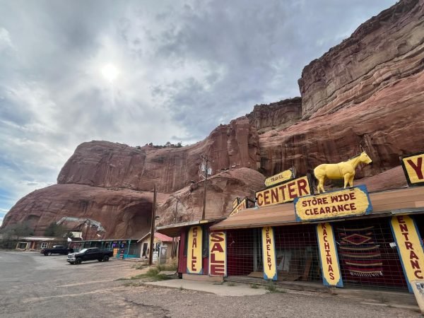 Fachada do Yellowhorse Trading Post e a imponente montanha